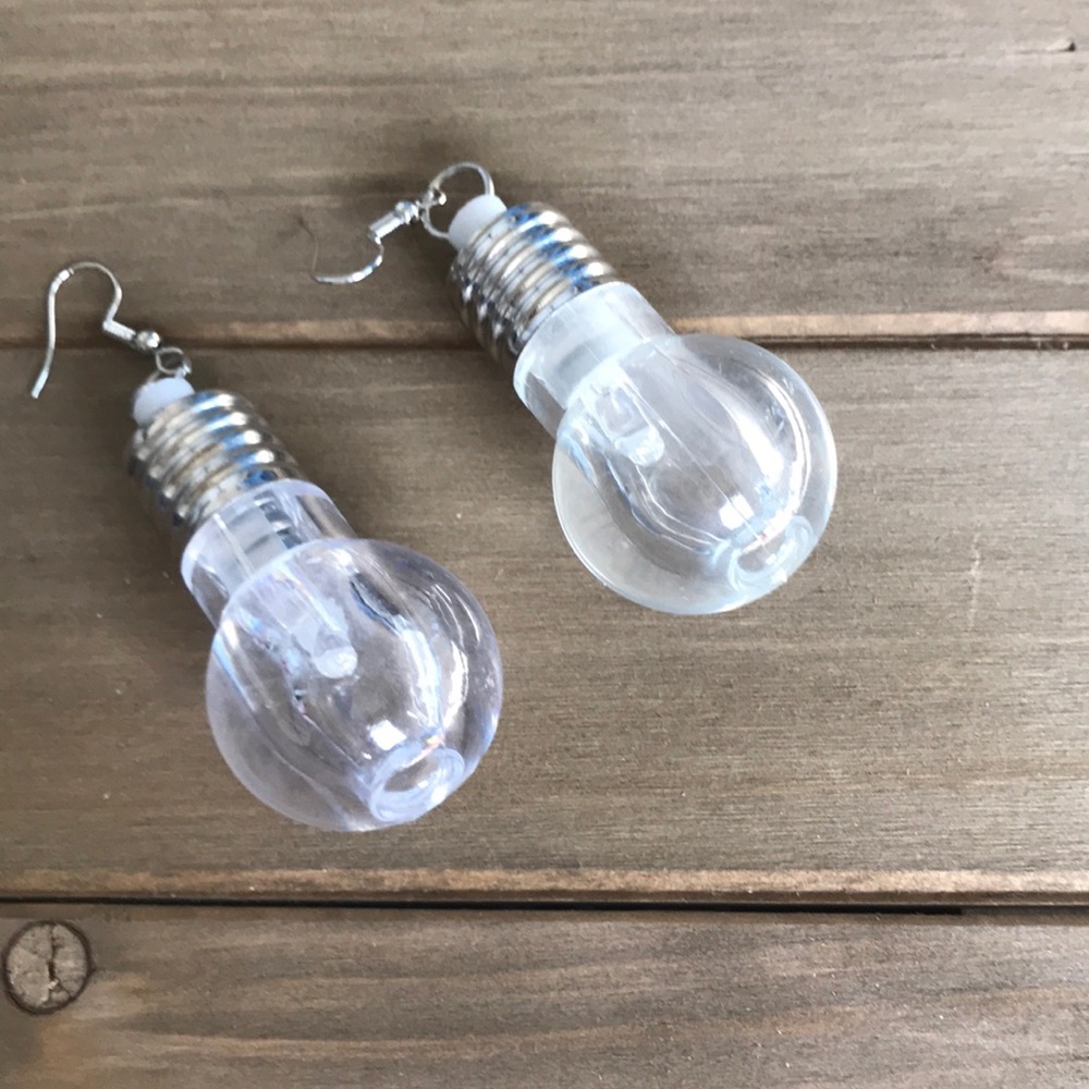 Large lightbulb earrings!💡